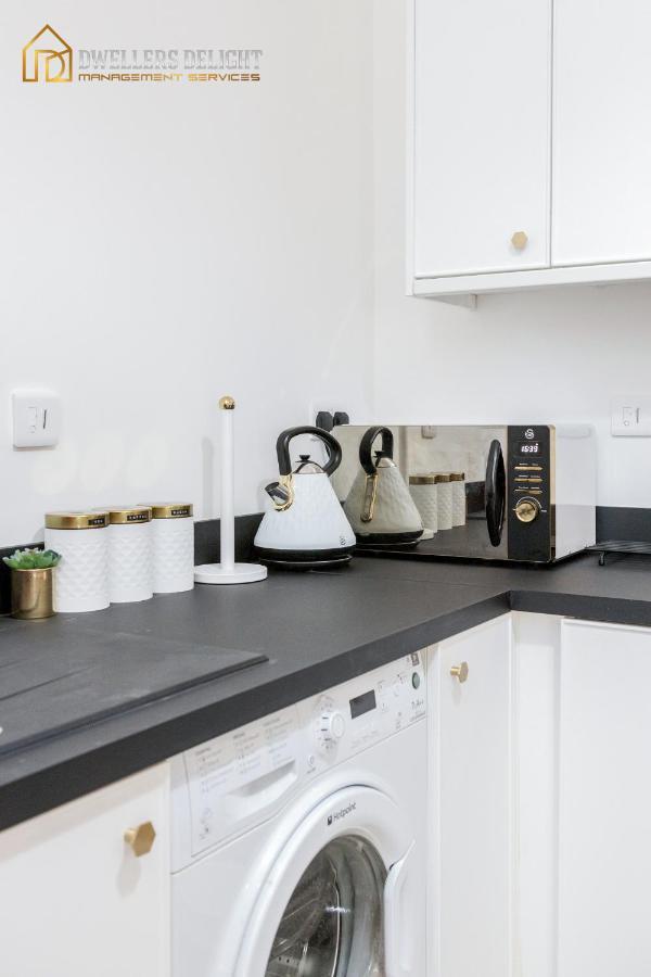 Entire 2 Bed Flat Plaistow,Canning Town Prime Location In London Bagian luar foto